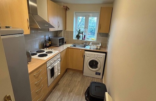 Newbury Apartment | Spacious 2-Bedroom Flat Near Shops and Transport