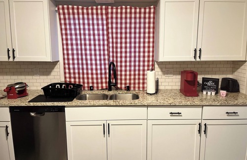 North Milwaukee House | Spacious 2-bedroom house with AC, 15min from Downtown Milwaukee