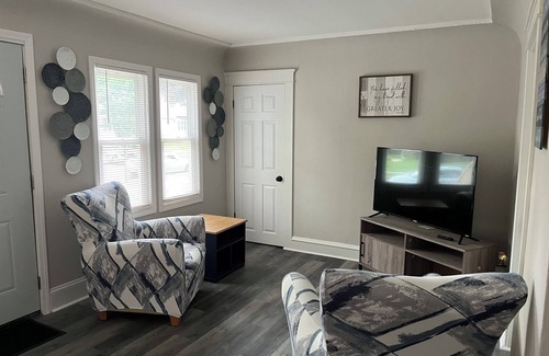North Milwaukee House | Spacious 2-bedroom house with AC, 15min from Downtown Milwaukee
