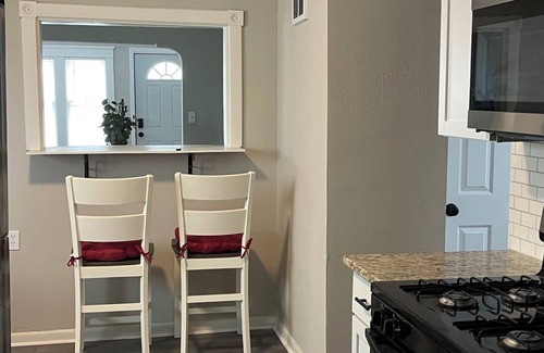 North Milwaukee House | Spacious 2-bedroom house with AC, 15min from Downtown Milwaukee