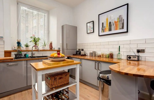 Tollcross House | Spacious 2 Bedroom House Near The Meadows