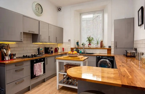 Tollcross House | Spacious 2 Bedroom House Near The Meadows