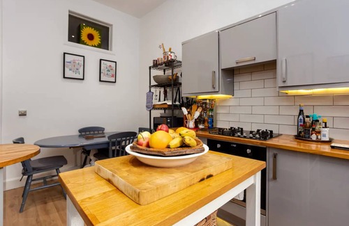 Tollcross House | Spacious 2 Bedroom House Near The Meadows