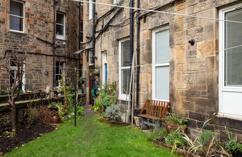 Tollcross House | Spacious 2 Bedroom House Near The Meadows