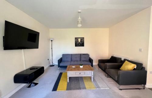 Chatham House | Spacious 2-bedroom house with free parking