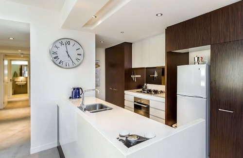 Hawthorn East Apartment | Spacious 2-bedroom suite, luxury living, with Indoor Pool, Sauna, Gym