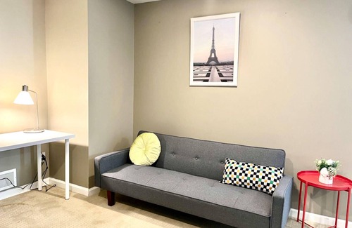 Willoughby House | Spacious 2-bedroom suite with 3 beds in Langley Willoughby