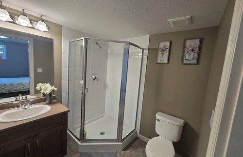 Willoughby House | Spacious 2-bedroom suite with 3 beds in Langley Willoughby