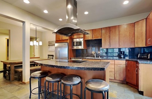 Mammoth Lakes Condo | Spacious 2 Bedroom Condo with Loft! Stargazing, Quiet Neighborhood! by RedAwning