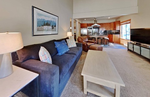 Mammoth Lakes Condo | Spacious 2 Bedroom Condo with Loft! Stargazing, Quiet Neighborhood! by RedAwning