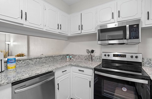 Forest Acres House | Spacious 2 Bedroom walking distance to shopping and Dining.