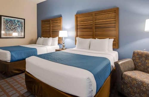 Fishers House | Spacious 2 Beds Room with Outdoor Pool & Free Breakfast - Perfect for Families