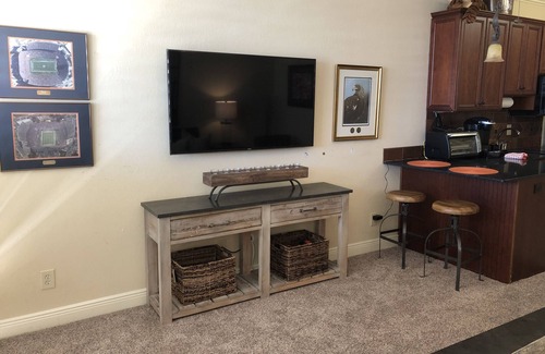 Auburn Condo | Spacious 2 BR Condo a Few Blocks From the Stadium - Book now for Camp War Eagle!