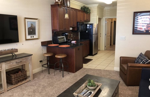 Auburn Condo | Spacious 2 BR Condo a Few Blocks From the Stadium - Book now for Camp War Eagle!