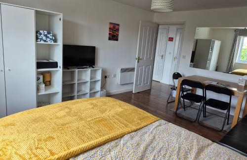 Durham Apartment | Spacious 2 double beds home Durham free parking