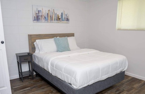 Kreole Apartment | Spacious 2 Queens 1 Bath 3 TVs Full Kitchen