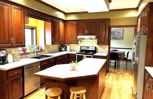 Ashwaubenon House | Spacious 2-story, 5-BR house in Titletown area, 1.5 mile to Lambeau