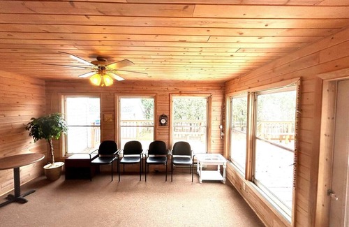 Ashwaubenon House | Spacious 2-story, 5-BR house in Titletown area, 1.5 mile to Lambeau