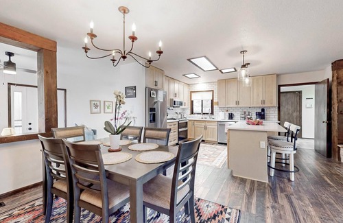 Northeast Heights House | Spacious 2300 Sq Ft| Rooftop Deck/Patio| Hiking Retreat
