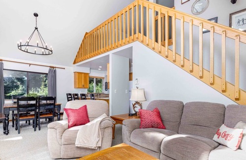Snoqualmie Pass House | Spacious 2BD Cabin, 5 Mins from Ski Hill, Sleeps 8