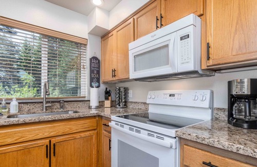 Snoqualmie Pass House | Spacious 2BD Cabin, 5 Mins from Ski Hill, Sleeps 8