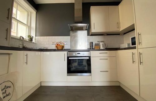 Hythe House | Spacious 2BD Flat with Stunning Views Folkestone