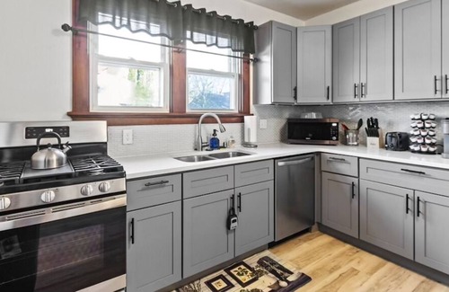 Bay View House | Spacious 2bd lower unit located in Bay View, pet friendly.