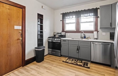 Bay View House | Spacious 2bd lower unit located in Bay View, pet friendly.