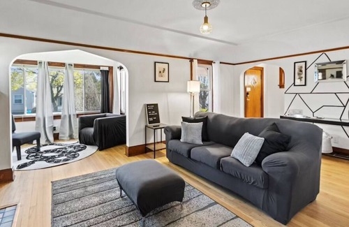 Bay View House | Spacious 2bd lower unit located in Bay View, pet friendly.