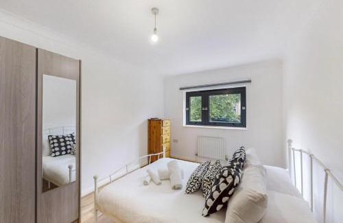 Evelyn Apartment | Spacious 2Bed London Flat Near Deptford Park and Surrey Quays Tube Station