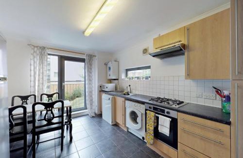 Evelyn Apartment | Spacious 2Bed London Flat Near Deptford Park and Surrey Quays Tube Station