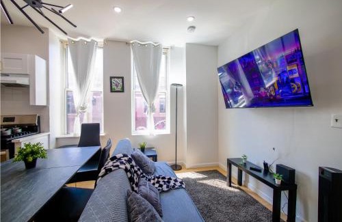 The Heights Apartment | Spacious 2Bedroom & bath mins to NYC