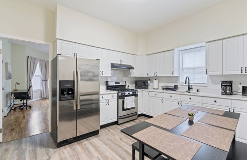 North Bergen Apartment | Spacious 2BR , 15m to Times Square , Free Parking