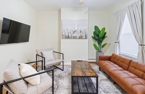 North Bergen Apartment | Spacious 2BR , 15m to Times Square , Free Parking