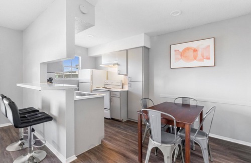 North University Apartment | Spacious 2BR/2BA in Hydepark 9232