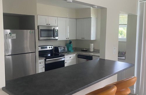 Coquina Key Condo | ⭐️Spacious 2br/2bth beachside condo, FIRST FLOOR, front row parking⭐️
