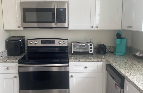 Coquina Key Condo | ⭐️Spacious 2br/2bth beachside condo, FIRST FLOOR, front row parking⭐️