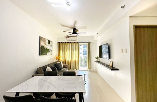 Tambo Condo | Spacious 2BR 2CR Staycation at Shore MOA | Near Airport, Pool & Mall