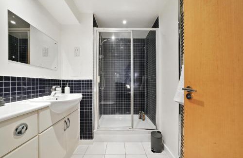 Bishop's Stortford Apartment | Spacious 2BR Apartment in Bishop Stortford Town, Ideal for Contractors and Relocators