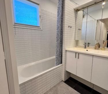 Charenton-le-Pont Apartment | Spacious 2BR Balcony and AC