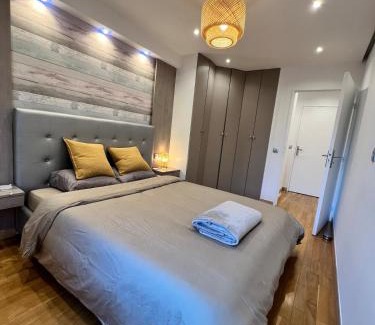Charenton-le-Pont Apartment | Spacious 2BR Balcony and AC
