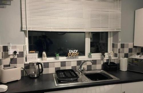 Clydach House | Spacious 2BR House with Sofa Bed & Parkin