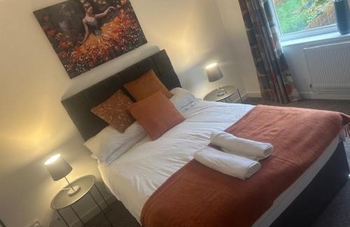 Clydach House | Spacious 2BR House with Sofa Bed & Parkin