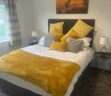 Clydach House | Spacious 2BR House with Sofa Bed & Parkin