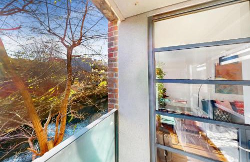 De Beauvoir Apartment | Spacious 2BR With Private Balcony on Regent's Canal