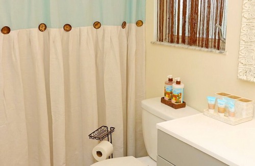 Bayou Oaks Apartment | Spacious 2nd Floor Apartment with Deck