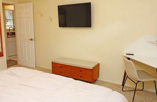 Bayou Oaks Apartment | Spacious 2nd Floor Apartment with Deck