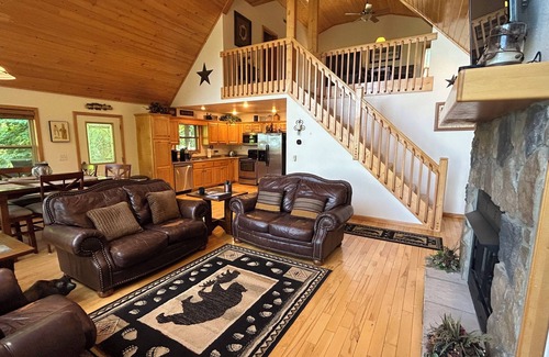 Murphy House | Spacious 3/3 Cabin - Mountain Views , HOT TUB, Game Room & Wi-Fi!