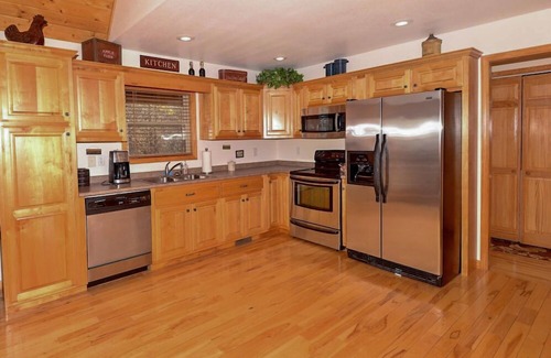 Murphy House | Spacious 3/3 Cabin - Mountain Views , HOT TUB, Game Room & Wi-Fi!