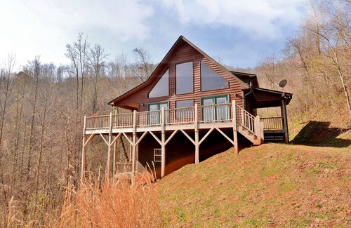 Murphy House | Spacious 3/3 Cabin - Mountain Views , HOT TUB, Game Room & Wi-Fi!